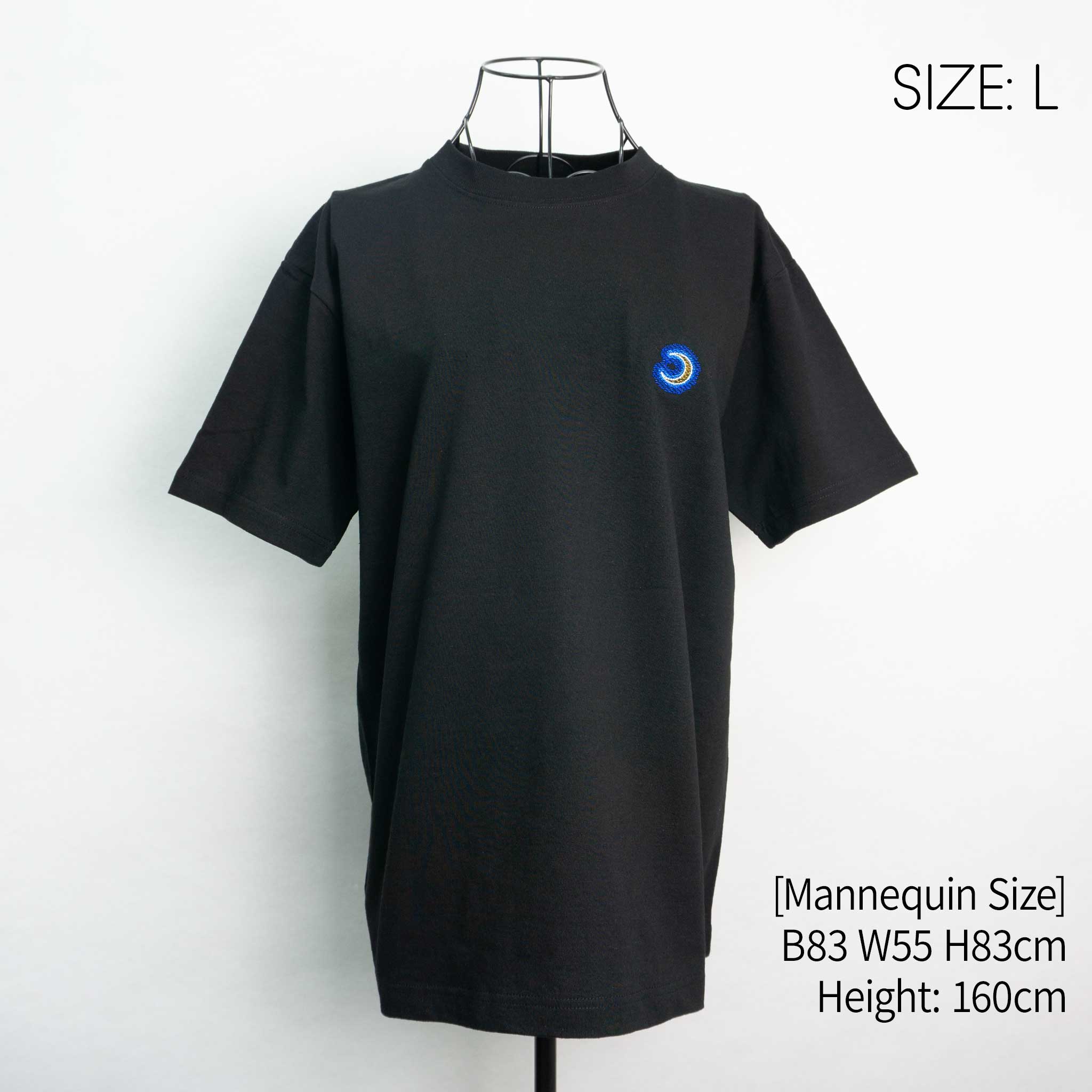 Cute and grown-up! Crescent moon mark T-shirt
