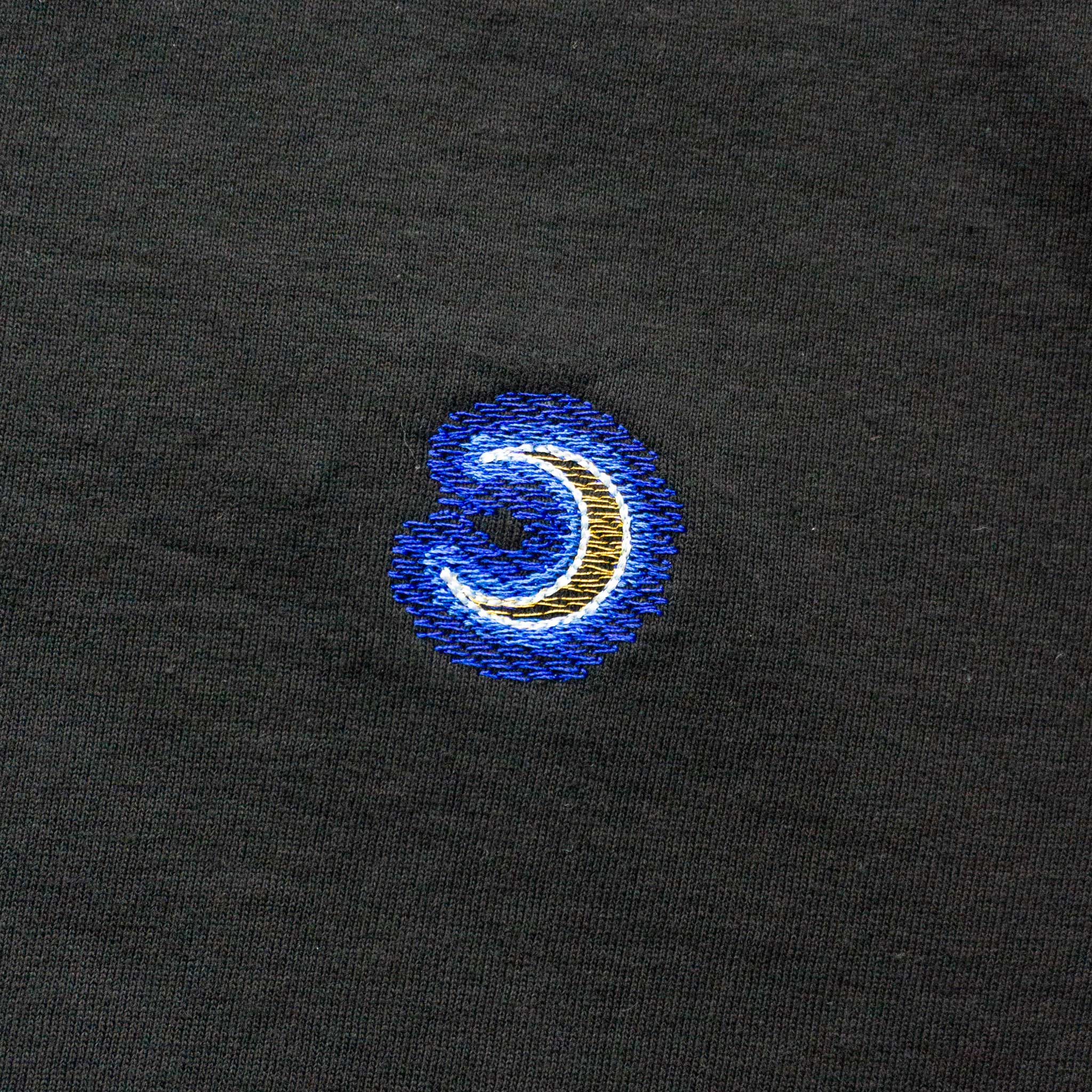 Cute and grown-up! Crescent moon mark T-shirt