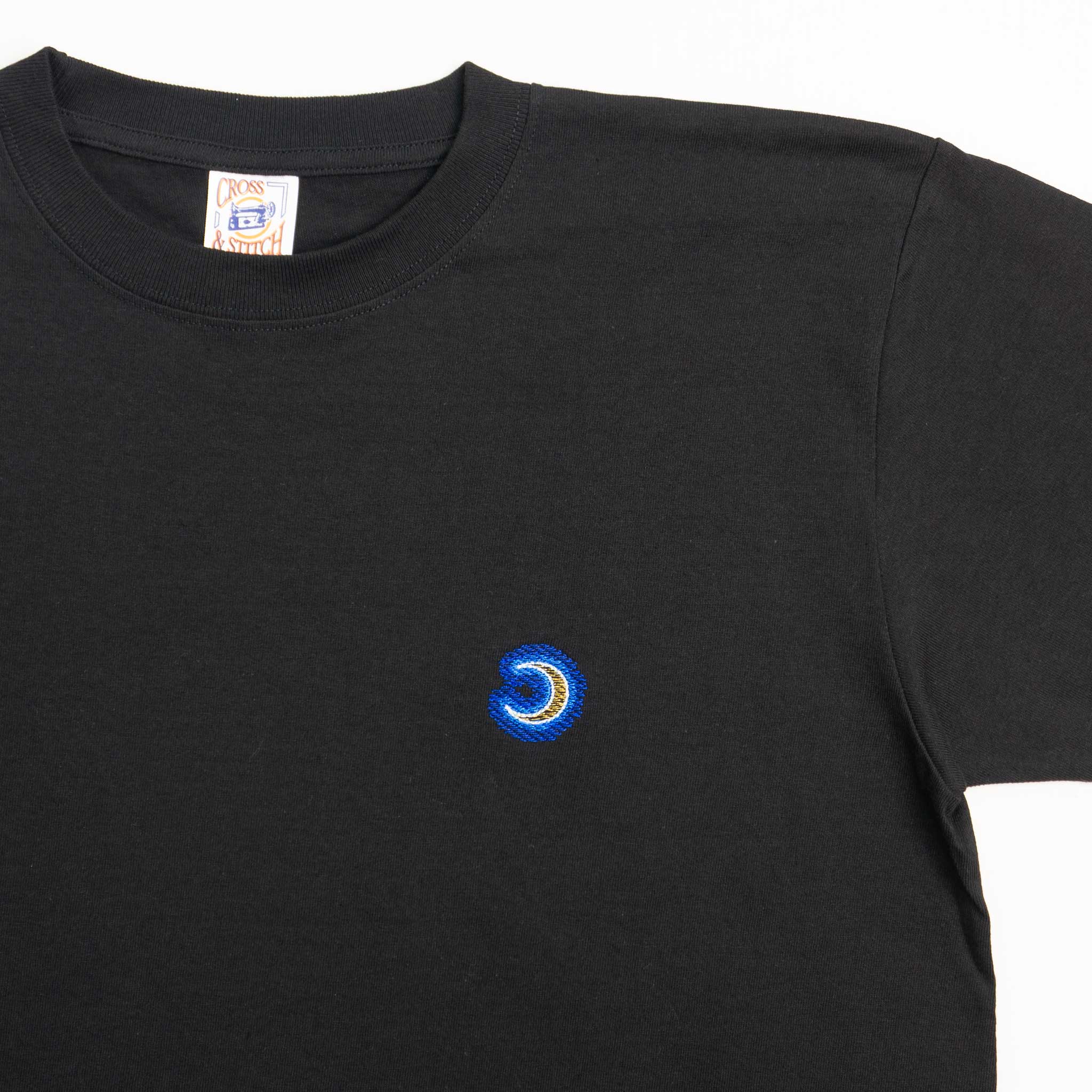 Cute and grown-up! Crescent moon mark T-shirt