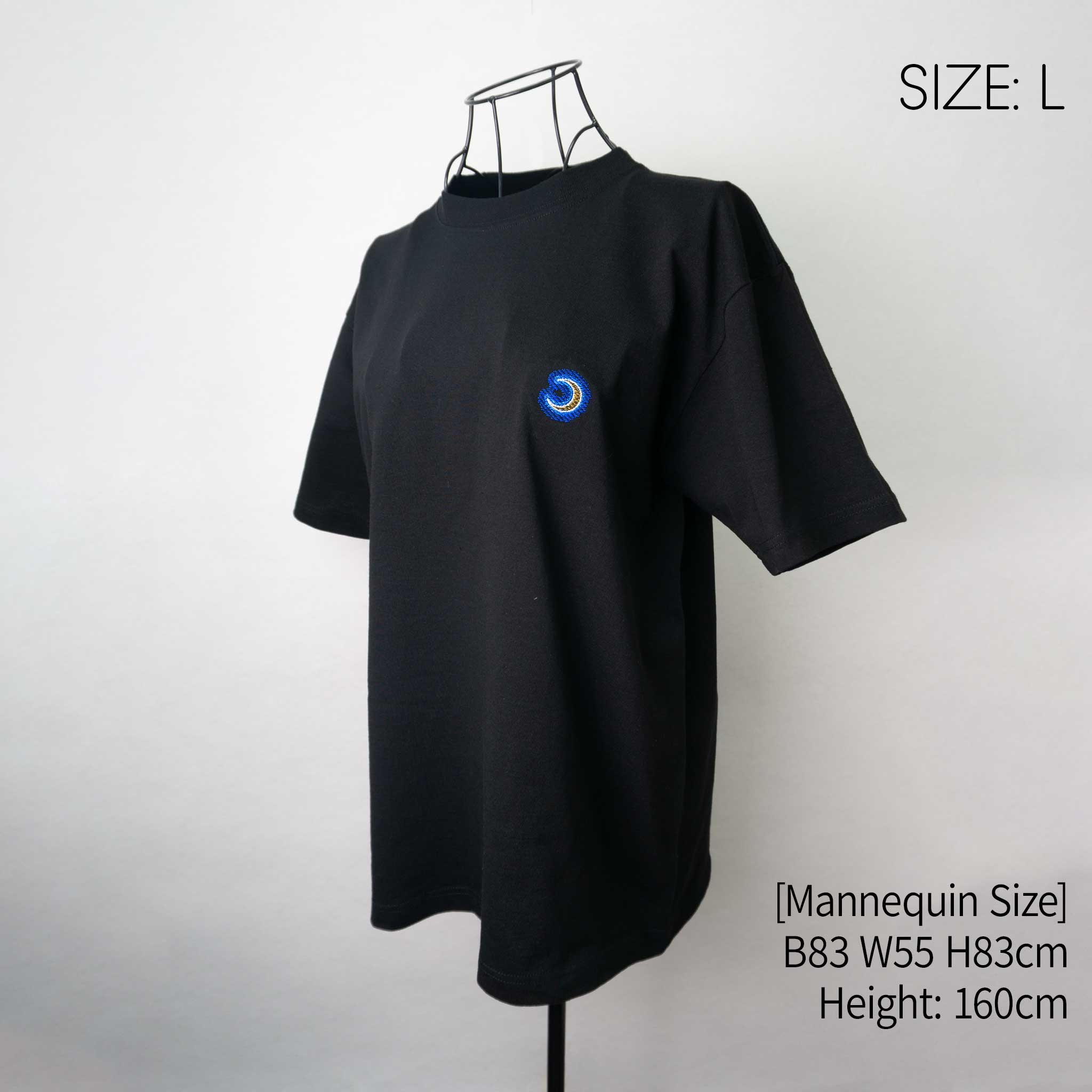 Cute and grown-up! Crescent moon mark T-shirt