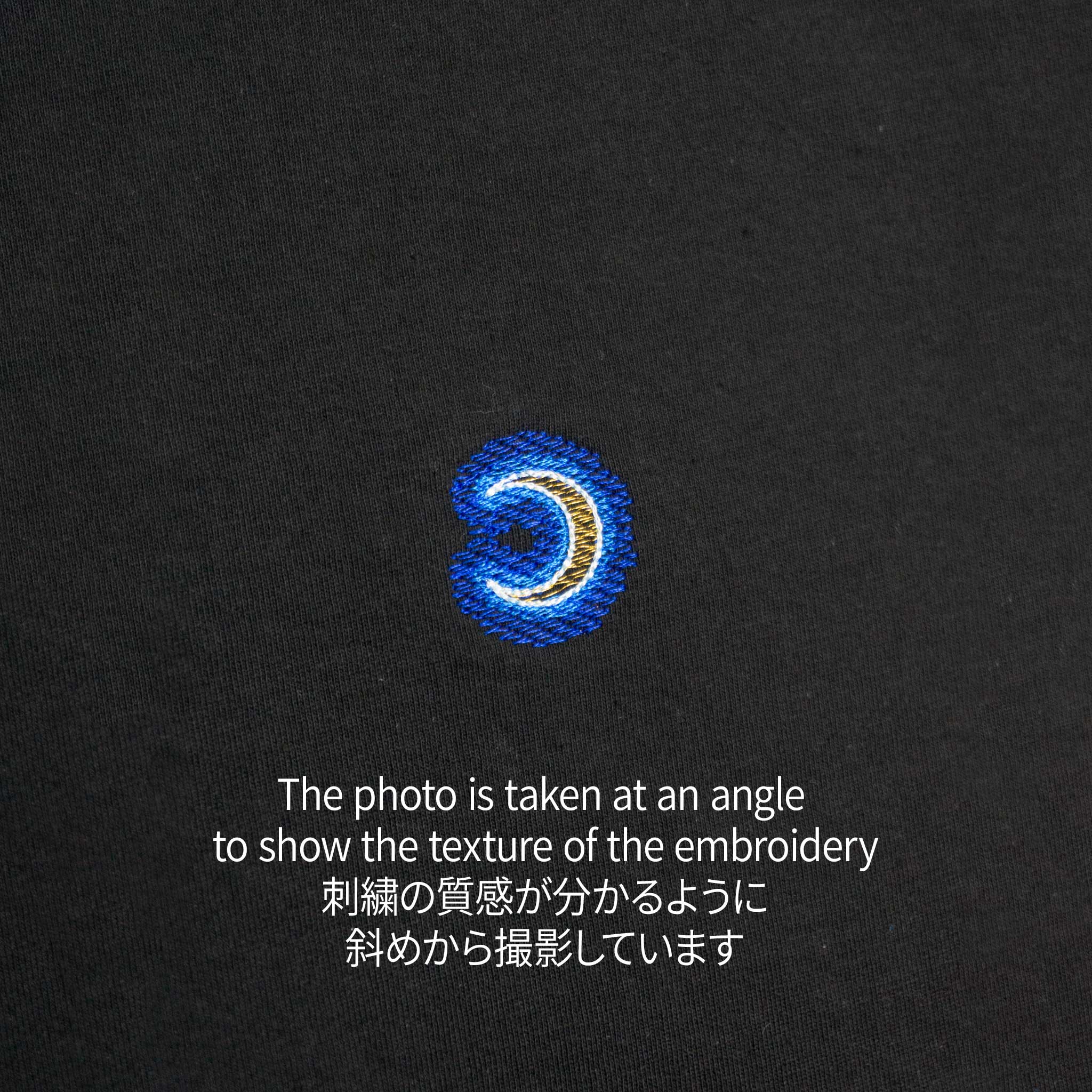 Cute and grown-up! Crescent moon mark T-shirt